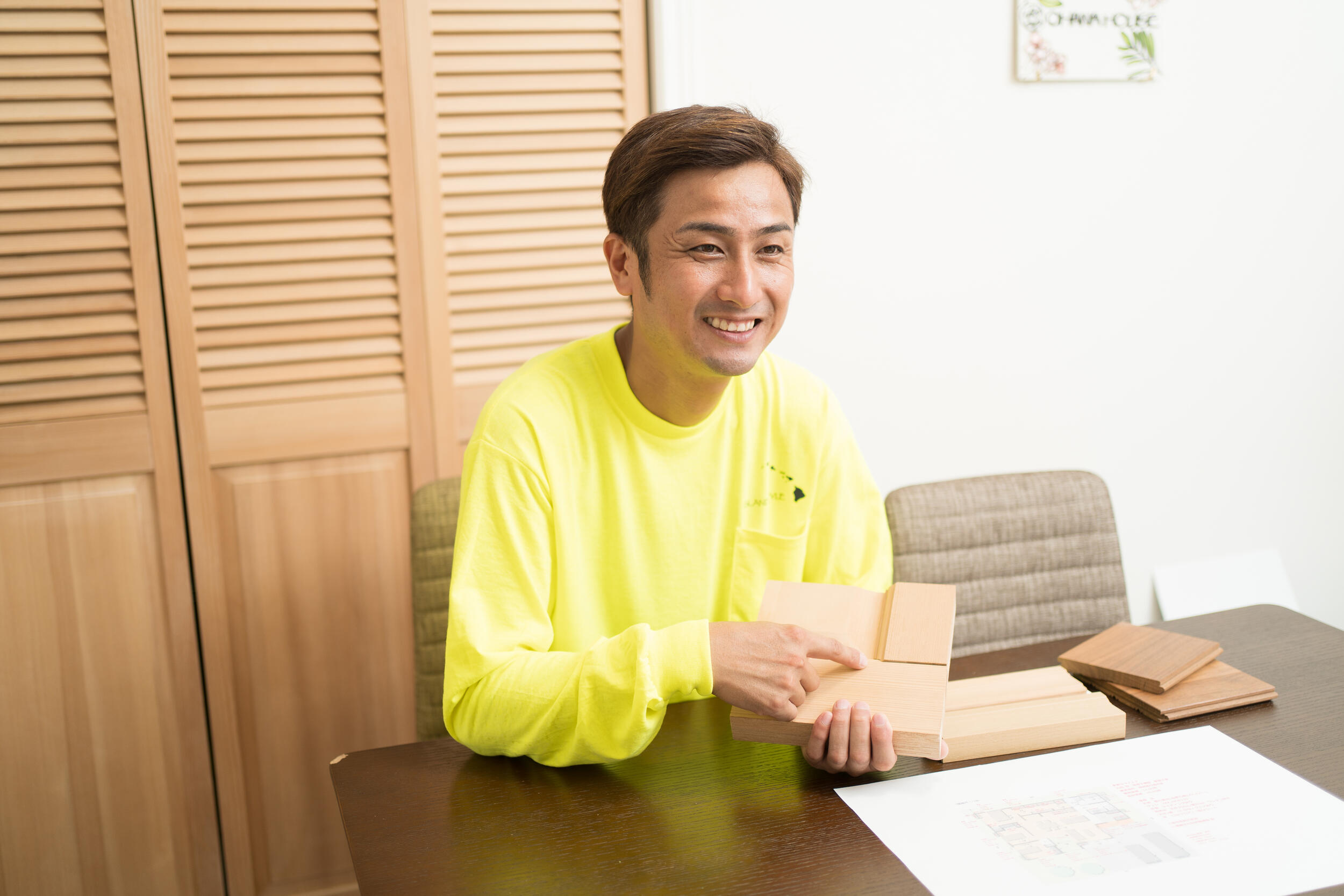 書類に記入する様子