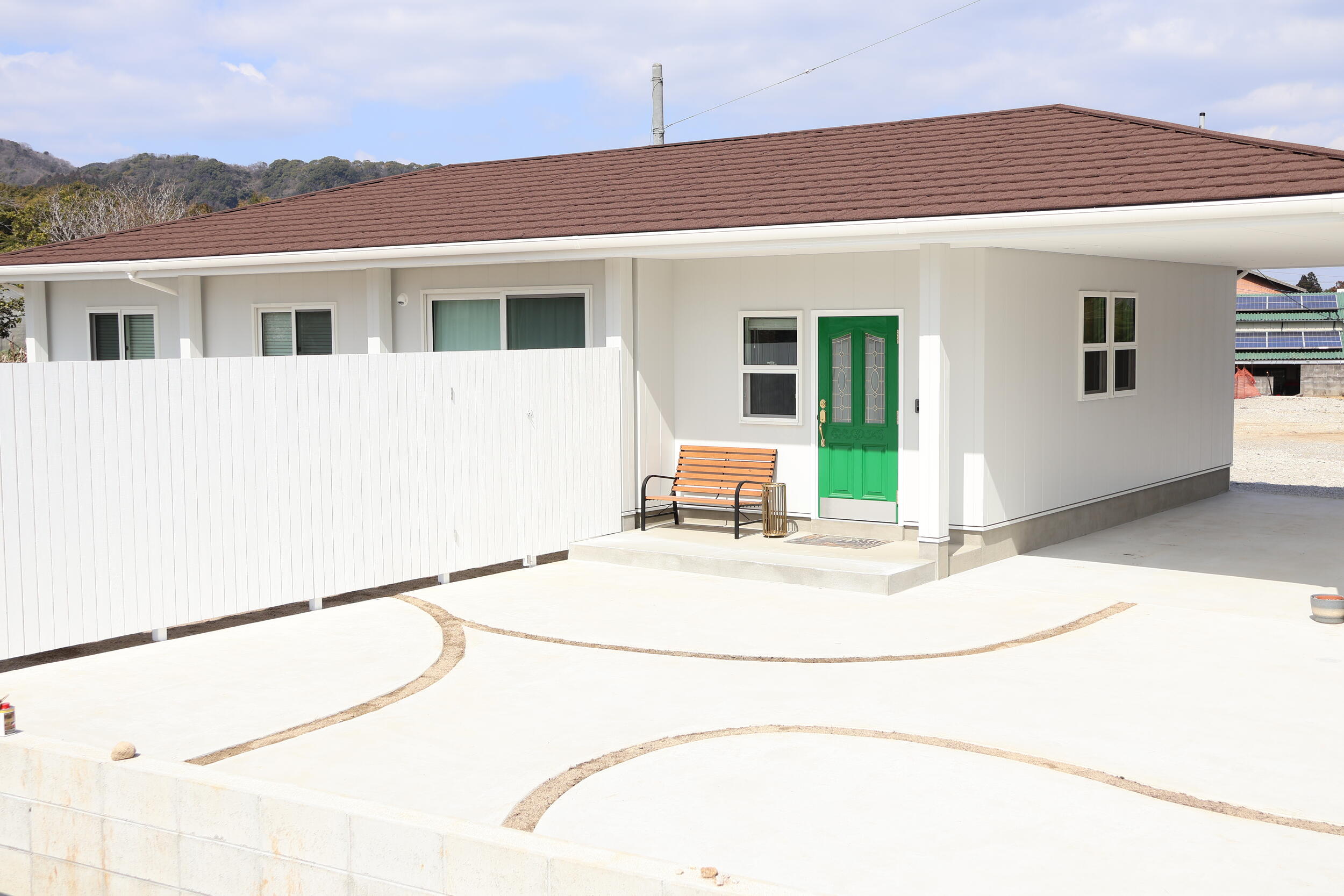 家族が自然と集まる、開放的な平屋の外観